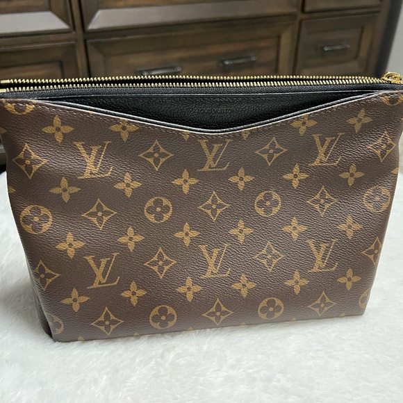 LOUIS VUITTON Monogram Pallas Beauty Case - Picture 2 of 16
